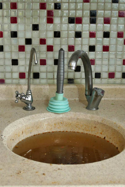 απόφραξη στην κουζίνα νεροχύτη-βρώμικο νερό πιάτων συσσωρευτεί στο νεροχύτη - Φωτογραφία, εικόνα