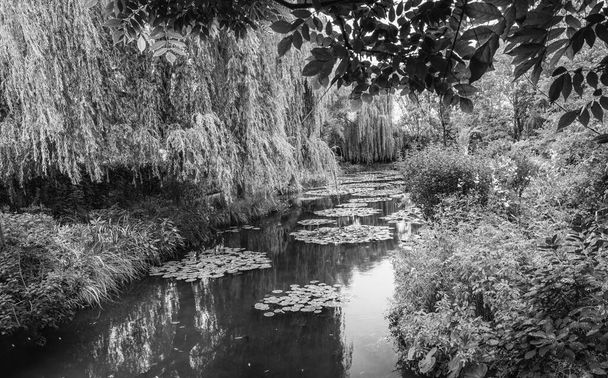Giverny, Francia. Jardines de Claude Monet en temporada de verano - Foto, imagen