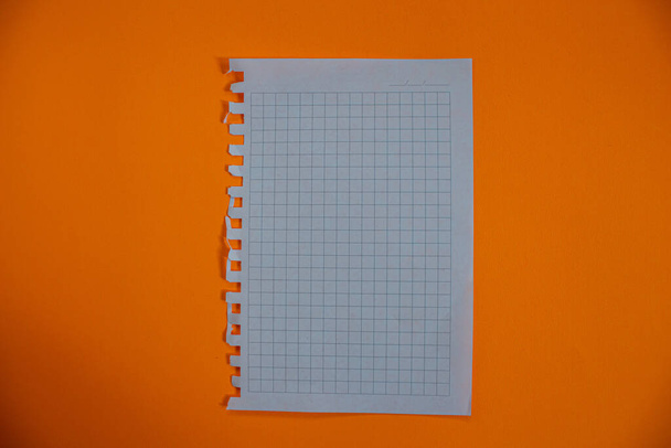 Carta bianca per notebook isolata su sfondo giallo. Vista dall'alto, piatta. - Foto, immagini