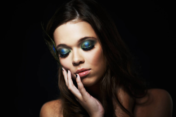 Jasné oční stíny vytvářejí dramatický vzhled. Snímek krásné mladé ženy se zavřenýma očima a dramatickým make-upem. - Fotografie, Obrázek