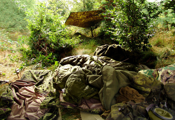 Rugiéndolo. Un campamento de soldados en el bosque. - Foto, Imagen
