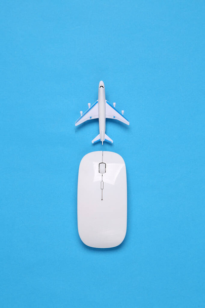 Lelu matkustaja kone ja pc hiiri sinisellä taustalla - Valokuva, kuva