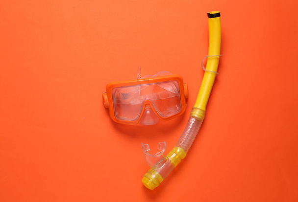 Дайвинг маска с трубкой на оранжевом фоне. Вид сверху - Фото, изображение