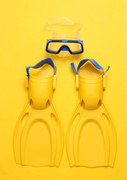 Potápěčská maska a ploutve na žlutém pozadí. Horní pohled - Fotografie, Obrázek