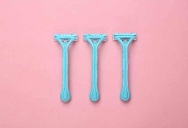 Set of disposable razors for depilation on pink background. Top view - Foto, Imagen
