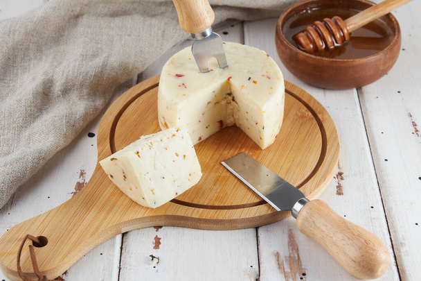 チーズコレクション、クラフト牛とヤギミルクチーズ、木製のテーブル - 写真・画像
