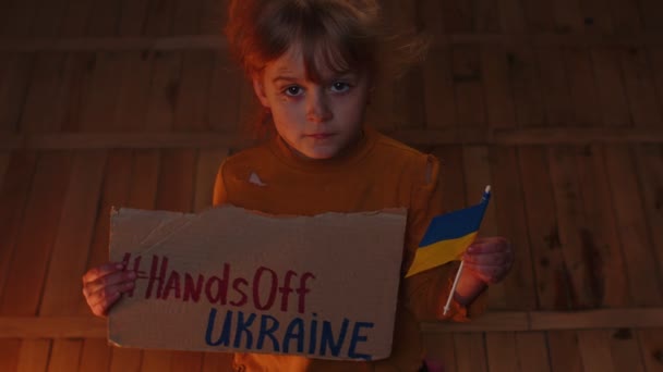 Angst vor ukrainischem Mädchen mit Inschrift: Hände weg von Ukraine, die sich vor Bombenanschlag zu Hause versteckt - Filmmaterial, Video