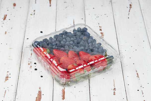 Plastové zásobníky s čerstvými organickými zdravými bobulemi, borůvkami, jahodami - Fotografie, Obrázek