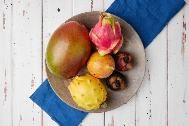 Frutas exóticas, mezcla de frutas tropicales, comida saludable, veganos, mesa de madera - Foto, Imagen