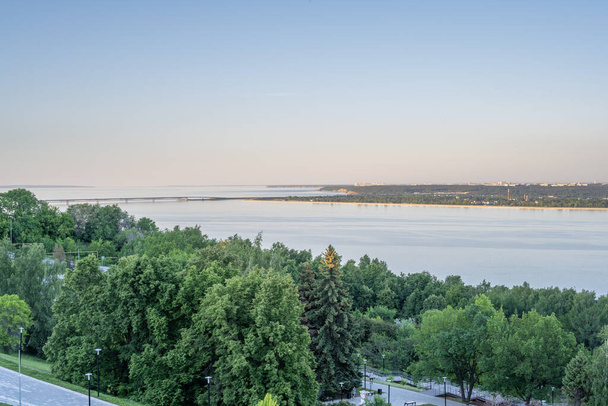 Ulyanovsk (Simbirsk), Rusya - 25 Temmuz 2021: Halkların Parkı Dostluğu. New Wreath Bulvarı. Toprak seti. Volga Nehri 'nin en geniş noktası.. - Fotoğraf, Görsel