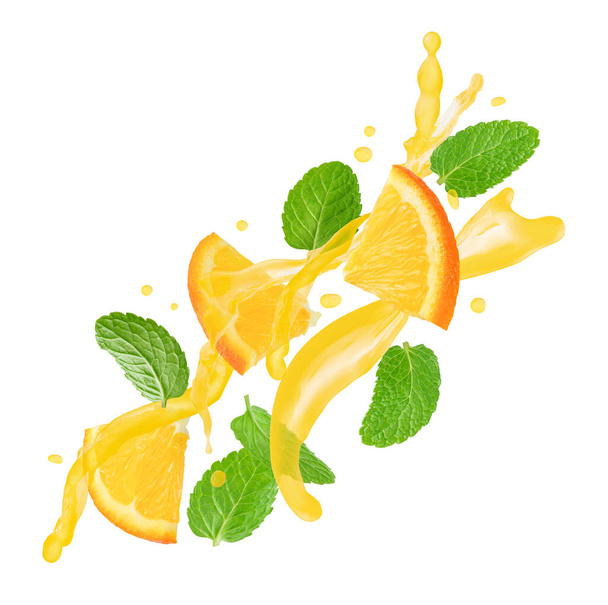 Nane yapraklı portakal dilimleri beyaz arka planda izole edilmiş meyve suyuyla uçuşuyor.. - Fotoğraf, Görsel
