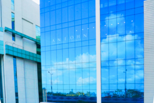 Image floue de Kolkata, Bengale occidental, Inde. Architecture moderne des bâtiments, verre extérieur réfléchissant ciel bleu, nuages blancs et bâtiments othe. - Photo, image