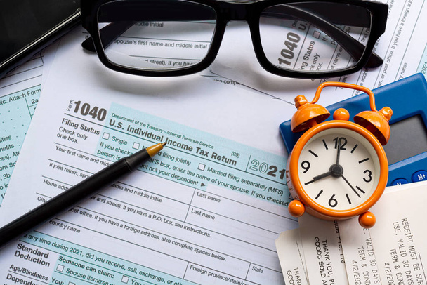 Adónyomtatvány 1040. Az Egyesült Államok személyi jövedelemadó-bevallása az asztalon. Üzleti és adózási koncepció. Adófizetési idő az évben. - Fotó, kép