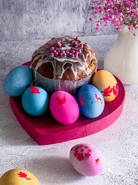 Традиційна пасхальна їжа православного великоднього торта і кольорові розфарбовані яйця, вертикальний фото світлого фону
. - Фото, зображення
