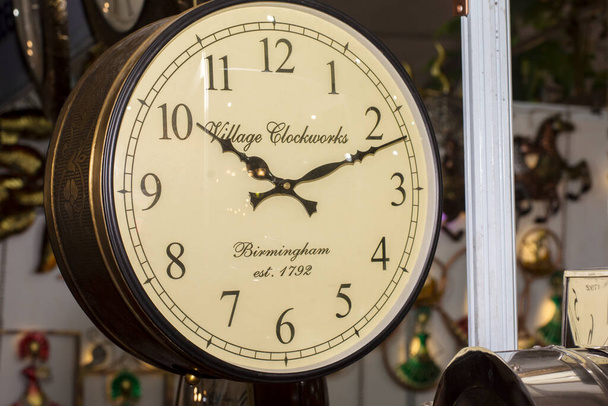 22 de diciembre de 2021, Calcuta, Bengala Occidental, India: viejo reloj de pared analógico colgando whit big antique para la venta. - Foto, Imagen