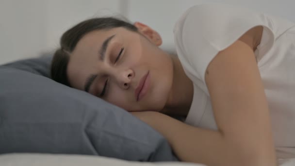 Mulher hispânica dormindo na cama pacificamente, dose lateral - Filmagem, Vídeo