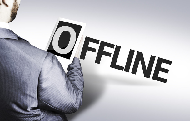 Uomo d'affari con il testo Offline in un'immagine concettuale
 - Foto, immagini