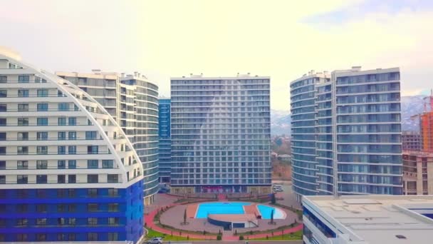 Desenvolvimento urbano de edifícios de vários andares com vista aérea para a piscina. - Filmagem, Vídeo