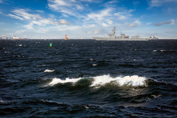 Военный корабль Морских сил самообороны Японии (JMSDF) стоит на якоре в Токийском заливе у берегов Йокосуки, Япония. - Фото, изображение