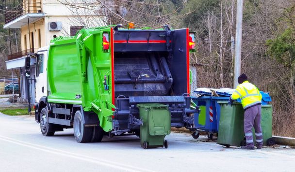 сміття вантажівка сміття новий на вулиці транспортний засіб прибирання бін вранці
  - Фото, зображення