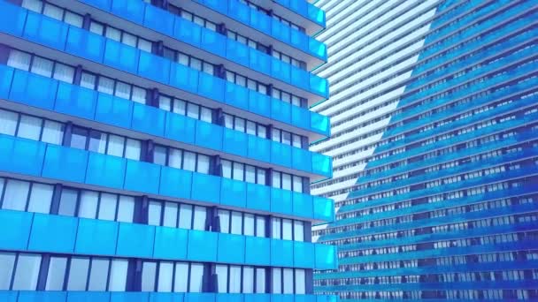 Fasada nowoczesnego, lustrzanego budynku biurowego została usunięta z drona. zbliżenie - Materiał filmowy, wideo