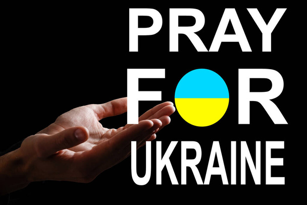 Pregate per l'Ucraina. mani pregare sulla bandiera ucraina - Foto, immagini