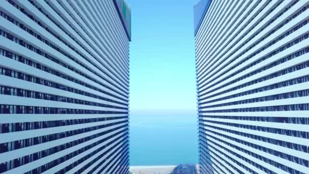 de drone vliegt tussen twee gebouwen met glazen ramen. - Video