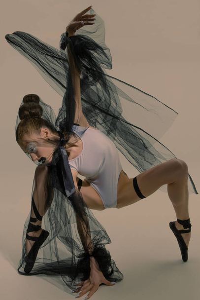 Mode-Ballerina mit Kunst-Make-up und Haarposen im Atelier  - Foto, Bild