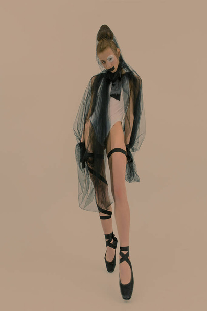 Модная балерина с художественным макияжем и позами для волос в студии  - Фото, изображение