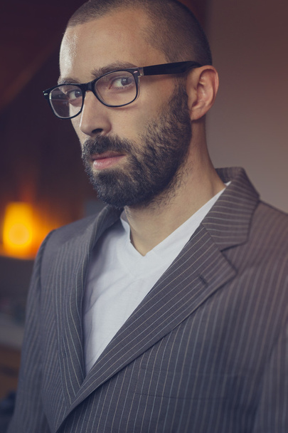 Handsome man in a suit weaing glasses - Foto, Imagen