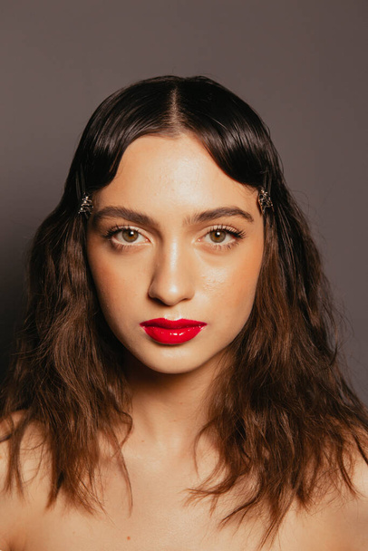 Porträts eines schönen Mädchens mit Make-up und roten Lippen - Foto, Bild