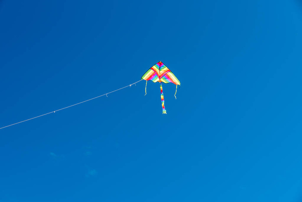 Kolorowe latawce latające nad niebem - Zdjęcie, obraz