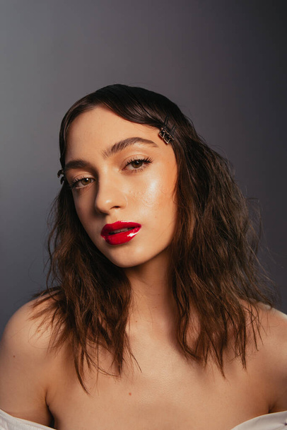 Porträts eines schönen Mädchens mit Make-up und roten Lippen - Foto, Bild