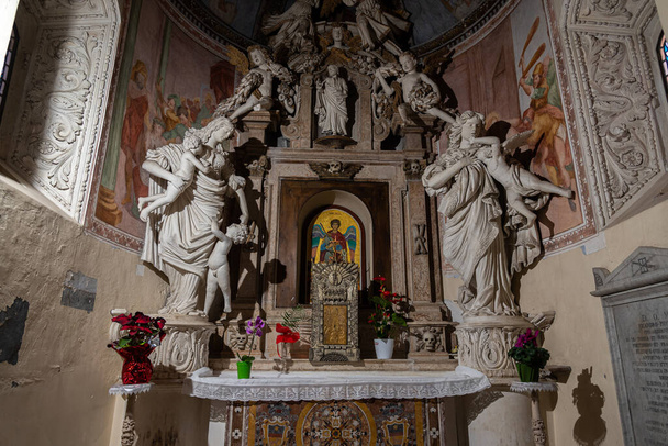 Das Heiligtum der SS Cosma e Damiano befindet sich in Isernia. Das Heiligtum besteht seit 1130. Im Inneren werden silberne Büsten aus dem 17. Jahrhundert mit den Reliquien der beiden Heiligen verehrt. - Foto, Bild