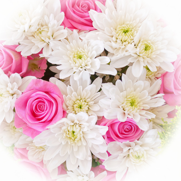 vaalean violetti värillinen ruusuja ja valkoinen krysanteemit kukkia kimppu ylhäältä näkymä, suodatettu kuva - Valokuva, kuva