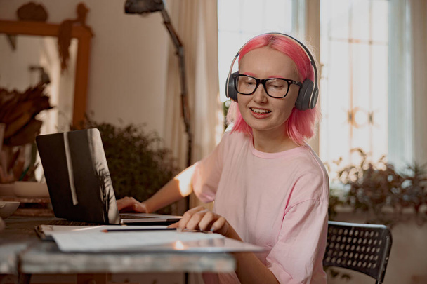 Young craftswoman with laptop computer in art studio - Zdjęcie, obraz