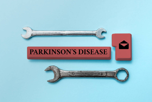 パーキンソン病の兆候を示すインスピレーションは病気です。インターネットの概念運動に影響を与える神経系障害オンラインニュース記事の編集と公開,視覚的な小説のスクリプトの入力 - 写真・画像