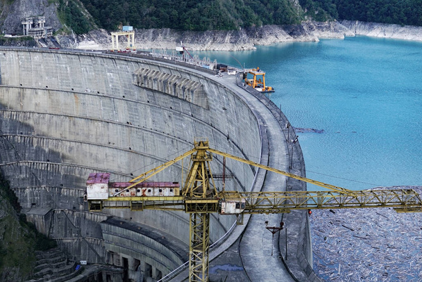 La plus grande centrale hydroélectrique du Caucase, située sur la rivière Inguri. Vue du barrage et du réservoir avec eau turquoise. - Photo, image