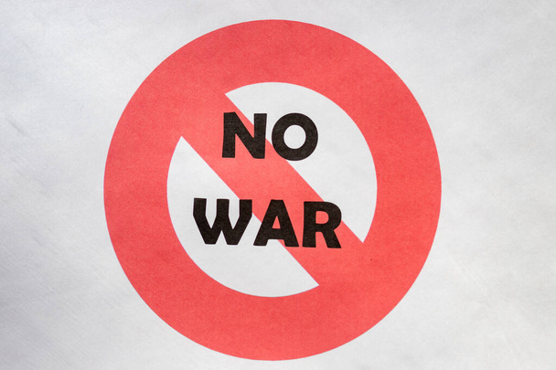Слово "нет войне в красном" перечеркнуто кругом на белом фоне. Творческая композиция с мессаге.Нет войне, давайте мир.Типография с текстом - Фото, изображение