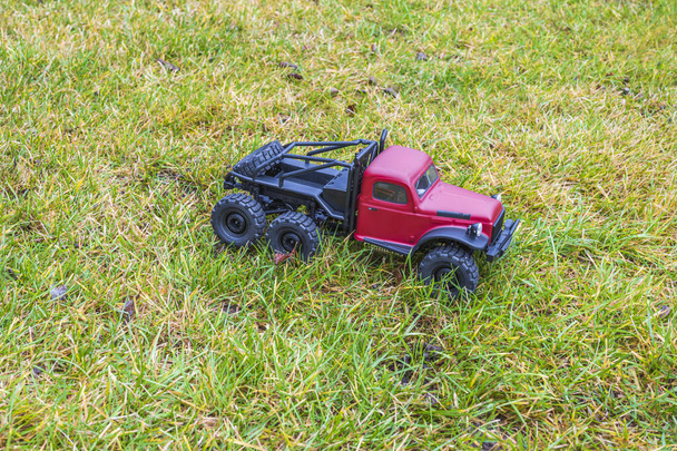 Lähikuva kuorma-auton malli eristetty vihreällä nurmikolla. Ruotsi. - Valokuva, kuva