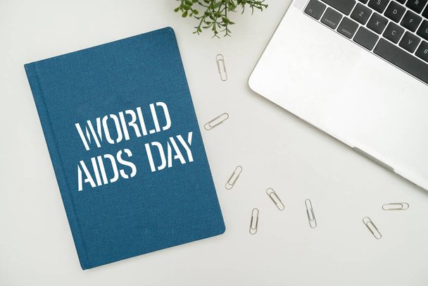 Έμπνευση που δείχνει σημάδι Παγκόσμια Ημέρα του AIDS. Internet Concept World Aids Day Office Supplies over Desk με πληκτρολόγιο και ποτήρια και φλιτζάνι καφέ για την εργασία - Φωτογραφία, εικόνα