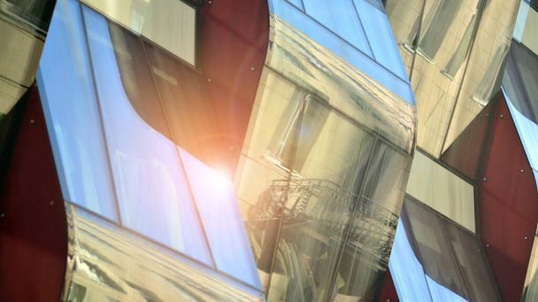 Urbane Abstraktion - Fensterwand eines Bürogebäudes. Detailaufnahme eines modernen Geschäftshauses in der Stadt. Blick auf die Glasfassade eines Wolkenkratzers. - Foto, Bild