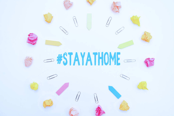 Text mit dem Hashtag Stay at home. Konzeptfoto ein Trend-Etikett in den sozialen Medien im Zusammenhang mit dem Coronvirus-Ausbruch - Foto, Bild