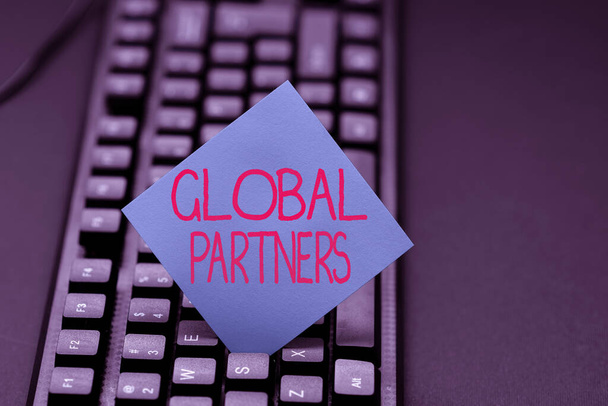 Global Partners 'ın el yazısı metni. Farklı ülkelerden iki ya da daha fazla firma takım Kelime İşleme Programı Fikirleri, Günlük Güncelleme Güncelleme Güncellemeleri Kavramları olarak çalışıyor - Fotoğraf, Görsel