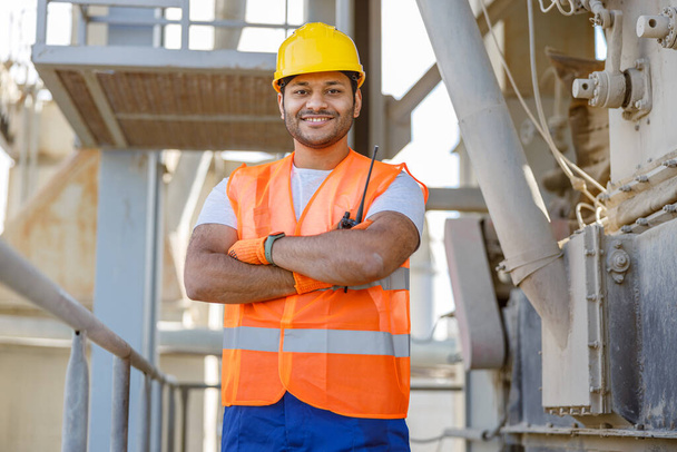 Sorrindo jovem engenheiro de construção trabalhando na fábrica - Foto, Imagem