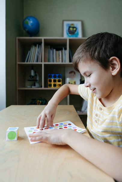 Child playing diy dot game for fingers - Foto, Bild