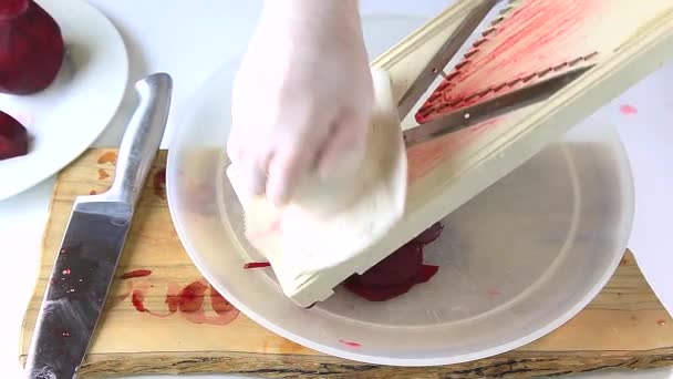 Triturar remolacha cruda en un cortador de verduras manual o en una rebanadora - Metraje, vídeo