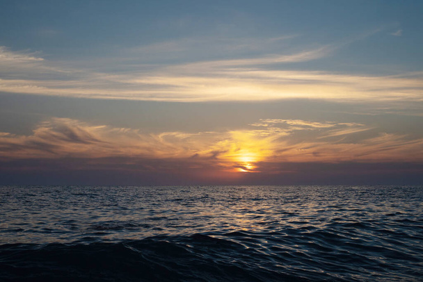 red sunset in the sea, gentle romantic natural background. - Φωτογραφία, εικόνα