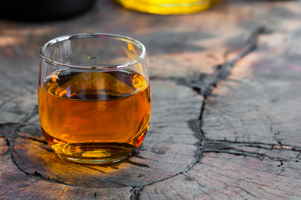 altın kahverengi viski bir cam buzlu - Fotoğraf, Görsel