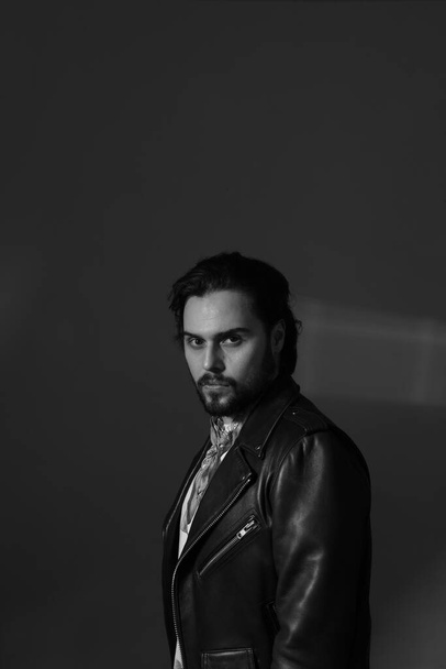 Bearded stylish handsome confident man posing indoor. Black and white photo. - Foto, imagen